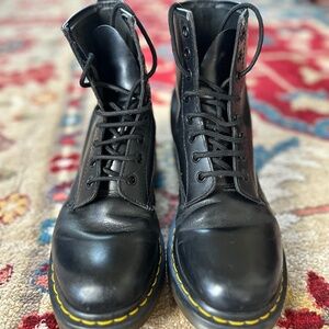 Dr Marten size 7 US 1460 WOMEN'S SMOOTH LEATHER LACE UP BOOT